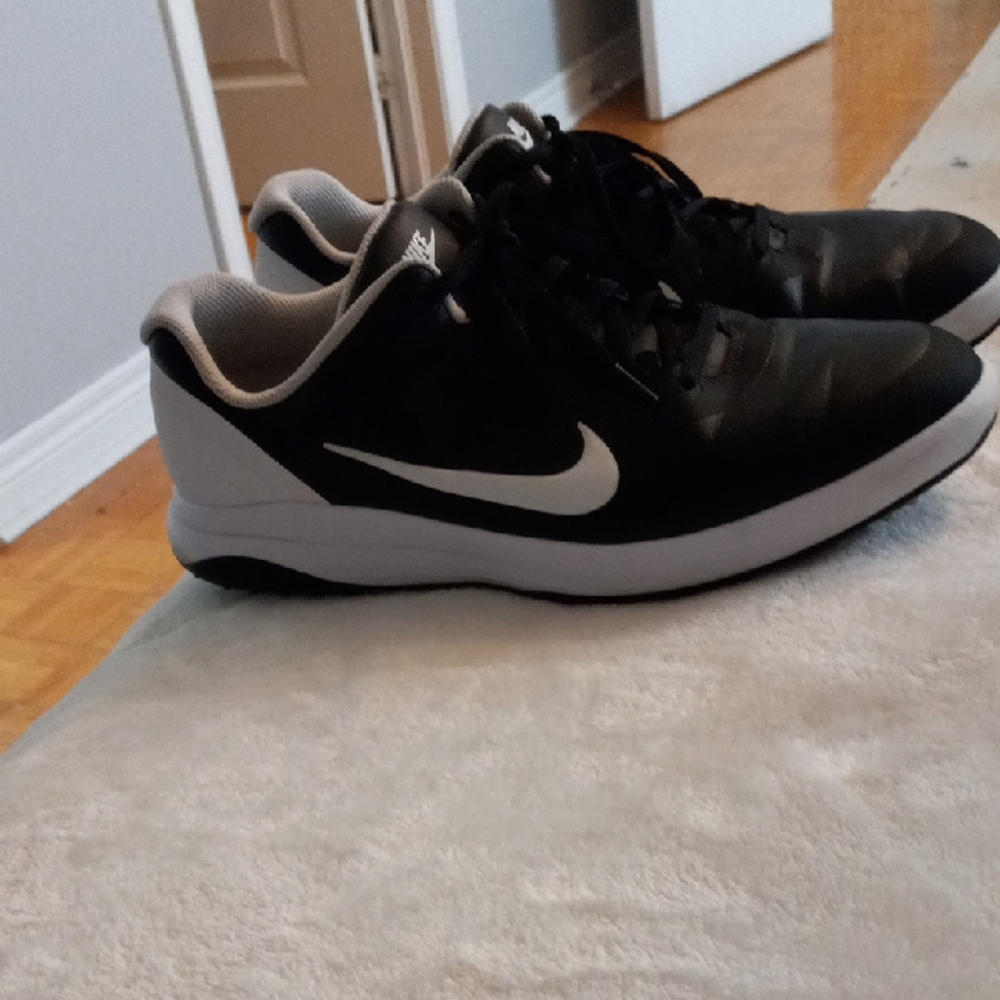 Nike Men's Black and White Athletic Sneakers